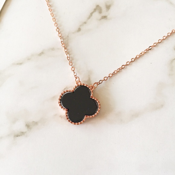 🆕 New Four-Leaf clover fashion necklace (black) - Picture 3 of 8